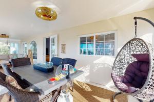 een woonkamer met een tafel en stoelen bij Little Pine Island Retreat in Hernando Beach