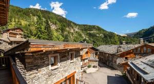 an overhead view of a village with a mountain at Résidence Casa San Bernardo - Chalets pour 18 Personnes 851 in Tignes