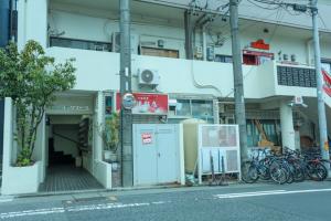 名古屋市にあるFushimi Yokkusu Building 10F - Vacation STAY 16301の通路脇に駐輪場がある建物