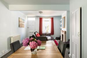 Posezení v ubytování Victoria Cottage-seconds to beach-pet friendly- easy parking- self check in-sleep 6 people-minutes walk to all amenities + 19 fotografií