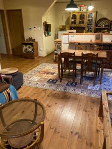 ein Wohnzimmer mit einem Tisch und Stühlen in der Unterkunft Minshuku Miyoshi - Vacation STAY 14454v in Echizen