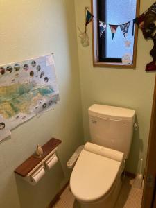 ein Bad mit einem weißen WC und einem Fenster in der Unterkunft Minshuku Miyoshi - Vacation STAY 14454v in Echizen