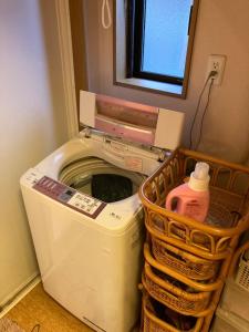 - un lave-linge dans une buanderie avec un panier dans l'établissement Minshuku Miyoshi - Vacation STAY 14454v, à Echizen