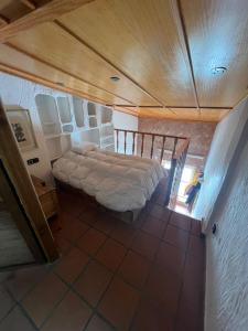 a bedroom with a bed and a wooden ceiling at ALCAZABA CON VISTAS INCREIBLES in Sierra Nevada