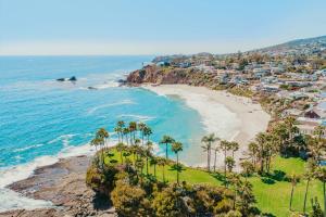 una vista aerea di una spiaggia con palme di Oceanview 25th Floor Luxury Penthouse a Santa Ana
