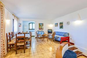 - un salon avec une table et une salle à manger dans l'établissement Villa Serra, à Cuglieri