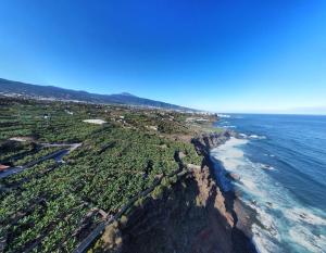 una vista aerea sull'oceano e su una costa rocciosa di Banana Paradise a La Orotava