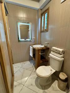 La salle de bains est pourvue de toilettes et d'un lavabo. dans l'établissement Casa Peregrina, à Ayampe
