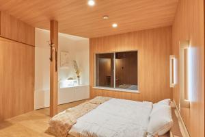 Schlafzimmer mit einem großen Bett und einem Fenster in der Unterkunft VOYAN RESORT Izu MADOKA - Vacation STAY 14897v in Ito