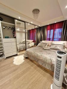 een slaapkamer met een bed, een dressoir en spiegels bij Sentral modern design leilighet med 2 soverom, gratis parkering in Oslo