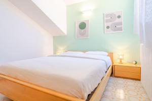 Ένα ή περισσότερα κρεβάτια σε δωμάτιο στο Joly House +32 φωτογραφίες