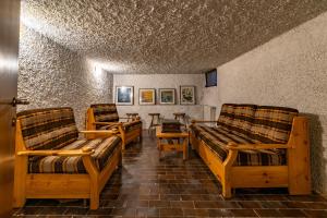 Zimmer mit Sofas und Tischen in einem Gebäude in der Unterkunft Joly House in Leggiuno