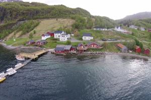 Ett flygfoto av Elvegård Fjordcamp