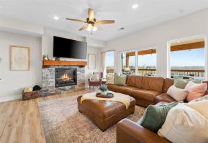 Una sala de estar con un sofá y una chimenea. en Luxury Lakefront: 9BR/8.5BA, Views, Peak Comfort, en Branson