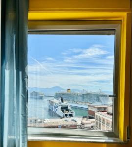 une fenêtre avec vue sur un navire de croisière dans l'eau dans l'établissement 12TH FLOOR NAPOLI, à Naples