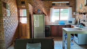 una cucina con frigorifero verde e bancone di St Lucia Wilds a St Lucia