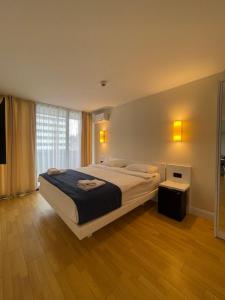 Un dormitorio con una cama grande y una ventana en Orbi city Panorama towers, en Batumi