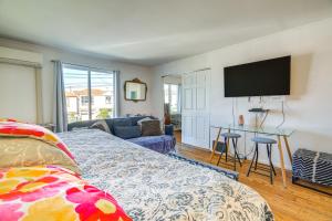 uma sala de estar com uma cama e uma televisão de ecrã plano em San Francisco Home about 1 Mi to Golden Gate Park! em São Francisco