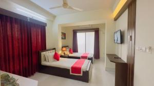 Habitación de hotel con 2 camas y ventana en Hotel Grand Circle Inn Dhaka en Dhaka