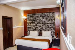 Tempat tidur dalam kamar di Aify Queenest Hotel and Suites