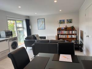 uma sala de estar com um sofá e uma mesa em Rotorua Central Hosted B&B em Rotorua