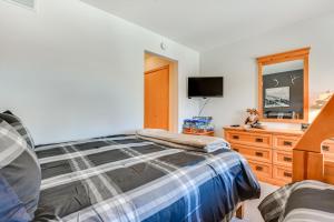 sypialnia z łóżkiem, komodą i telewizorem w obiekcie Fantastic Fraser Condo Year-Round Family Getaway w mieście Fraser