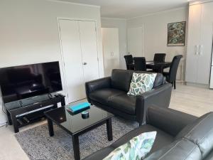 sala de estar con sofá y mesa en Rotorua Central Hosted B&B en Rotorua