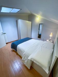 una camera da letto con un grande letto bianco e uno specchio di RESIDENCE VIOLA a Foggia