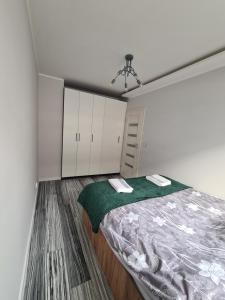 um quarto com uma cama e armários brancos em Apartament z kuchnią dla 4 osób w centrum Bydgoszczy em Bydgoszcz