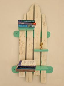 una pila de libros en un estante en una pared en Estudio Los Mosaicos, en Vicuña