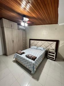 1 dormitorio con cama y techo de madera en Casa frente al centro comercial Guatapuri, en Valledupar