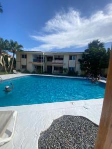 une grande piscine en face d'un bâtiment dans l'établissement Hotel sun circle, à Punta Cana