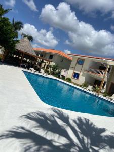 une grande piscine en face d'un bâtiment dans l'établissement Hotel sun circle, à Punta Cana