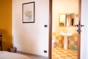 Koupelna v ubytování L'Aromatario + 37 fotografií