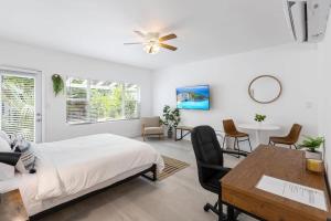 1 dormitorio con 1 cama, mesa y sillas en Victoria Park Unique Studio close to Las Olas Blvd en Fort Lauderdale