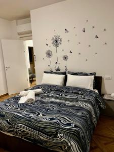 - une chambre avec un lit orné de danses sur le mur dans l'établissement EmilBo' House, à San Lazzaro di Savena