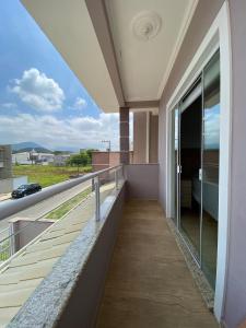 een balkon met uitzicht op een gebouw bij CURTA! | Charmoso sobrado 7min da Expoville in Joinville