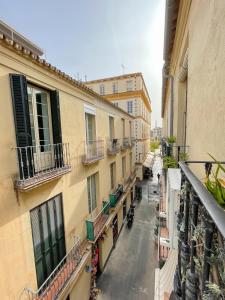 マラガにあるPlz de la Merced Apartamentos Solera by Life in Malagaの二棟の間の路地の眺め