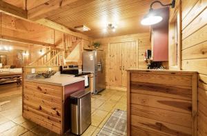 - une cuisine avec des murs en bois et des placards en bois dans une cabine dans l'établissement Pattersons Cabin-Nature Retreat-10 Mi to DT, à Garfield