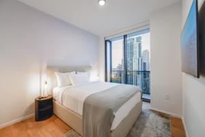 een slaapkamer met een groot bed en een groot raam bij Luxury Condo with Amazing view Near to Bayside in Miami