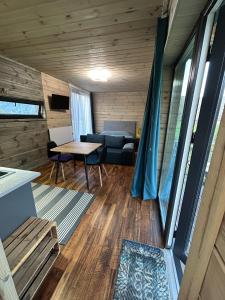 ein Wohnzimmer mit einem Sofa und einem Tisch in der Unterkunft REST 360 in Scheschory