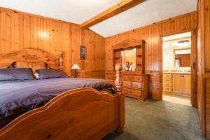 Llit o llits en una habitació de 3br Riviera Cabin Sleeps 6, Fully Furnished!