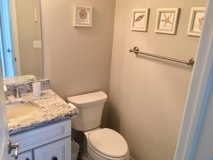Un baño con un inodoro blanco y un lavabo. en New Ocean Block Duplex, en Beach Haven 14 fotos más