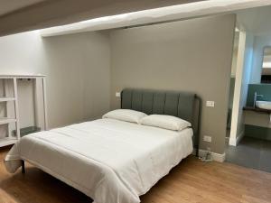 Postel nebo postele na pokoji v ubytování Ciliegia di Lari - Attico