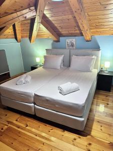 ein großes Bett mit zwei Handtüchern darauf in einem Zimmer in der Unterkunft Villa Zante in Zakynthos