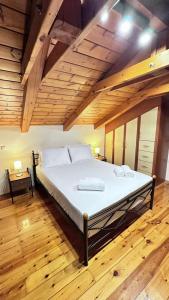 Cama grande en habitación con techo de madera en Villa Zante en Zakynthos