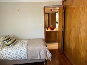 um quarto com uma cama e uma porta para uma casa de banho em Impecable apartamento a 5 minutos de la terminal em Artigas