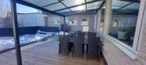 d'une terrasse avec une table et des chaises sur un balcon. dans l'établissement Centralt hus, à Härnösand