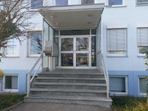 uma casa com escadas que levam a uma porta em J&L Apartment Industrie Nord em Friburgo em Brisgóvia