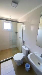 a white bathroom with a toilet and a sink at ÓPER SMART HOTEL in Santa Maria